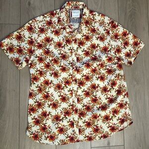 Men’s short sleeve shirt in white,orange and green. Size XL